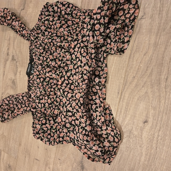 ✨️ Forever 21 Floral Black and Pink Crop Top Size Small - Picture 2 of 5